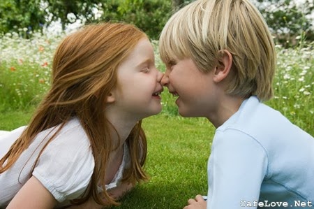 Hình ảnh 2 con nít hôn nhau Hình ảnh 2 con nít hôn nhau