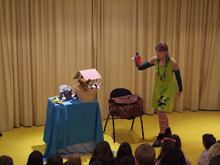 Un momento de la sesión ¡Qué animalada! de La Domadora de Cuentos. La Domadora de Cuentos, Biblioteca de Vallecas, cuentacuentos, qué animalada, cuentos, infantil, libro, animación a la lectura