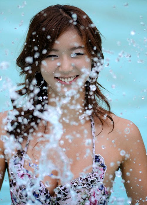 Thiếu nữ Hàn đốt mắt với bikini tại lễ hội nước