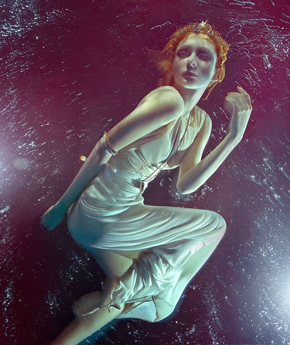 Zena Holloway fotografia fashion subaquática mulheres flutuando água Zena Holloway fotografia fashion subaquática mulheres flutuando água