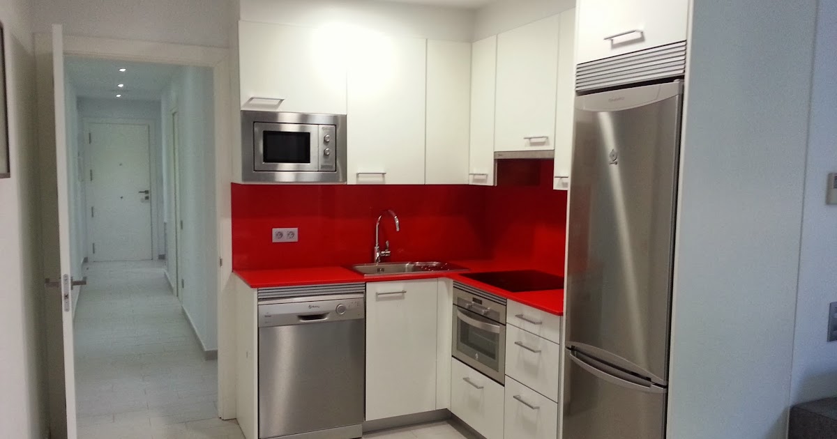 Cocina con puertas blanco brillo, Silestone rojo tanto en la encimera