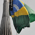 Homem escala mastro e ateia fogo na bandeira do Brasil
