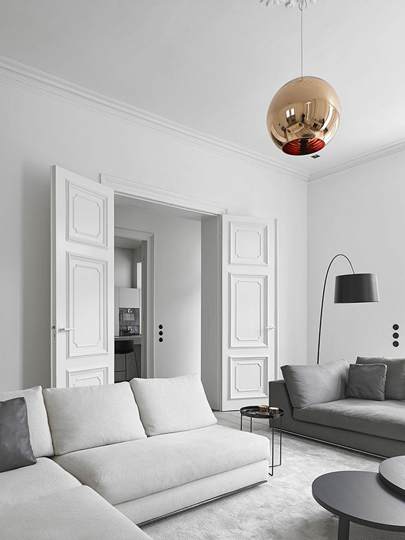 Monochromatic living room with stark decorations | Studio Niels