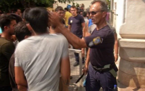Σοκ στην Κω: Αστυνομικός χαστουκίζει κραδαίνοντας ένα μαχαίρι έναν μετανάστη στην Κω! (ΦΩΤΟ)