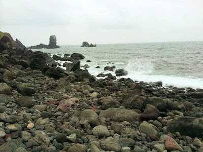 Bebatuan di pinggiran pantai seopjikoji Bebatuan di pinggiran pantai seopjikoji