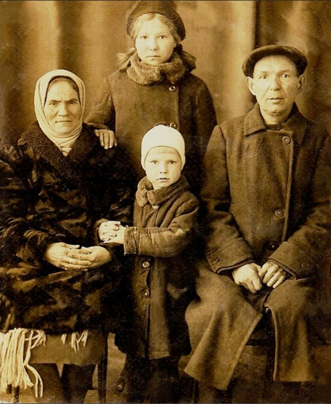 Семья Хомутовых (снимок 1941 г.)