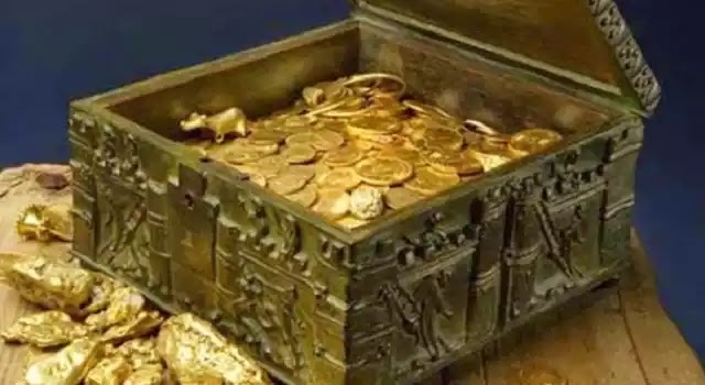 Βρήκαν ολόκληρο θησαυρό στο Χαλάνδρι! 700 κιλά κοσμήματα και διαμάντια! Βρήκαν ολόκληρο θησαυρό στο Χαλάνδρι! 700 κιλά κοσμήματα και διαμάντια!
