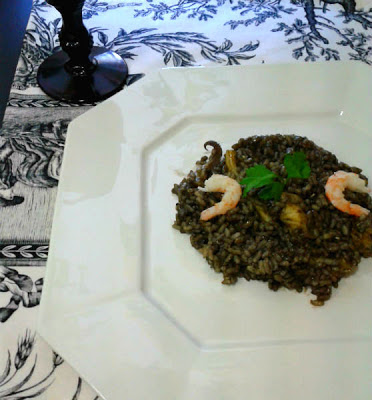 Arroz negro con choco y gambas