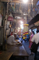 Bhuleghwar Pool, flower market