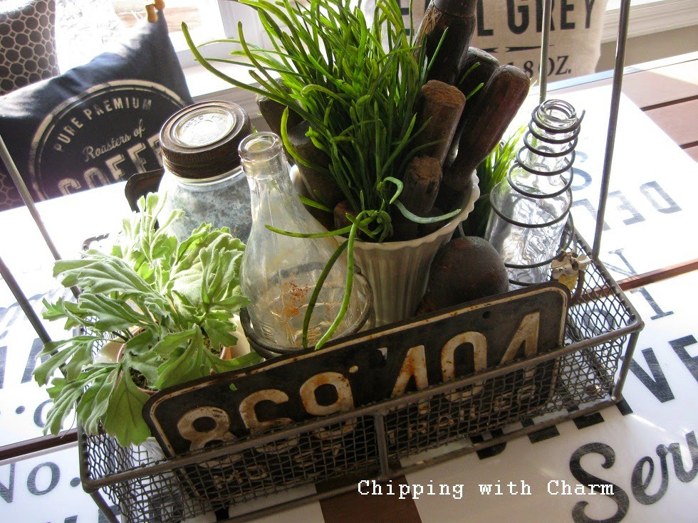 Chipping with Charm: Picnic Table Craft Station...http://www.chippingwithcharm.blogspot.com/