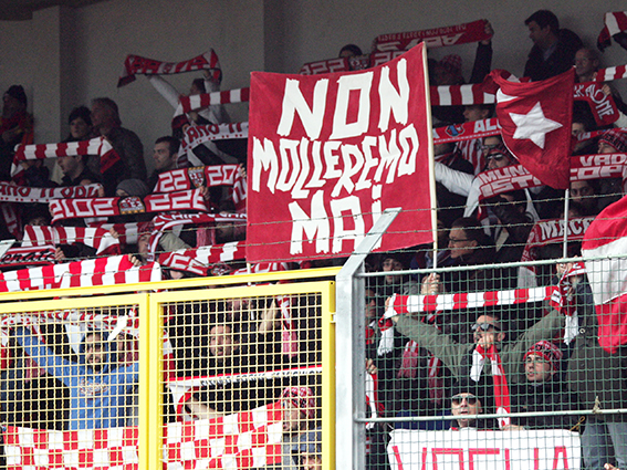 Le Mouvement en Italie . - Page 10 Tifoseria-maceratese-derby-tifosi