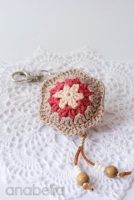 Flower crochet keychain by Anabelia