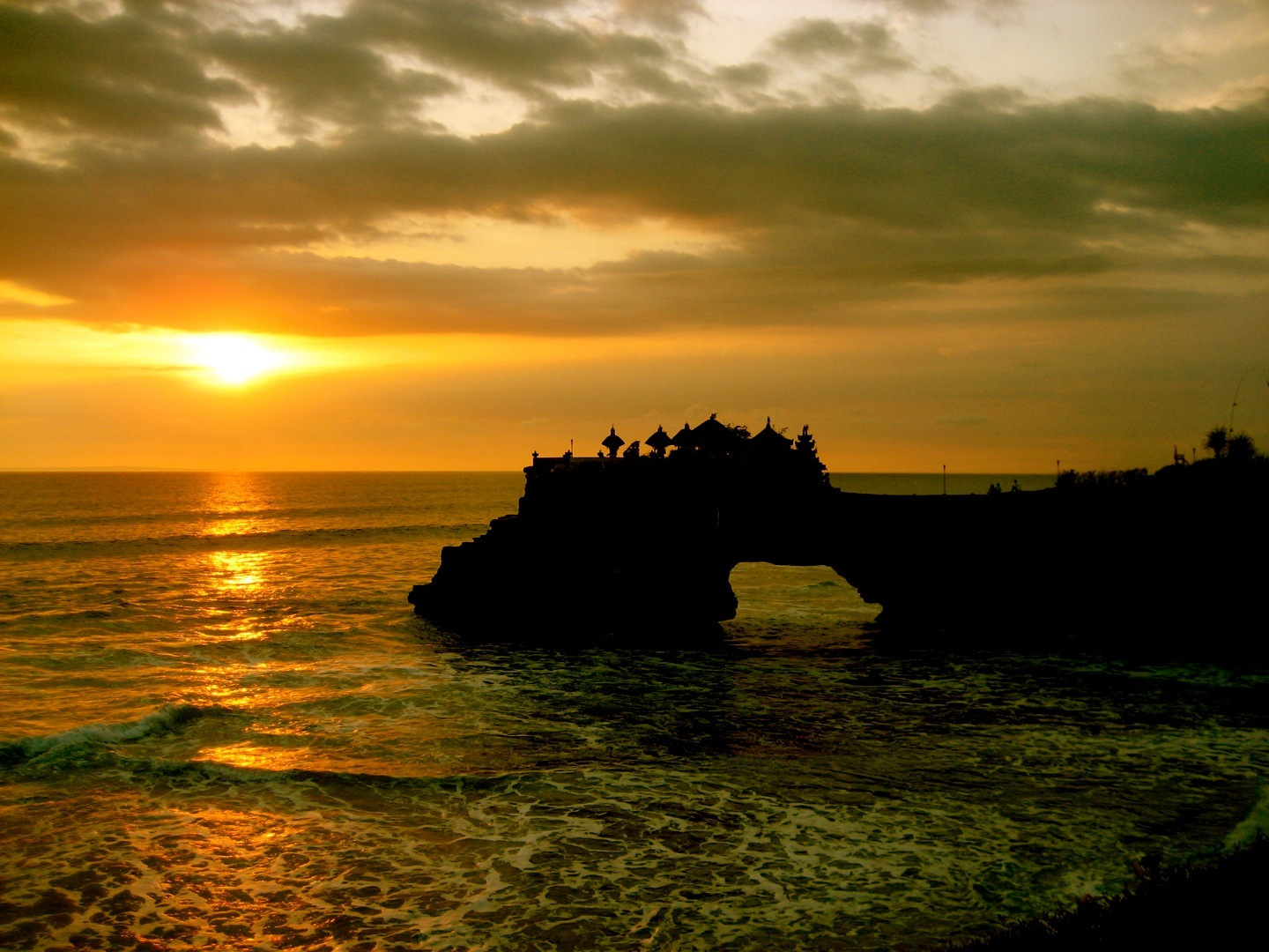 Karang_bolong_Tanah_Lot_Bali.jpg