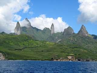En medio de grandes rocas empinadas se hallan los parajes sagrados, como este de la isla marquesa de Ua Pou, donde los dioses polinesios descienden del cielo para encontrarse con los mortales.