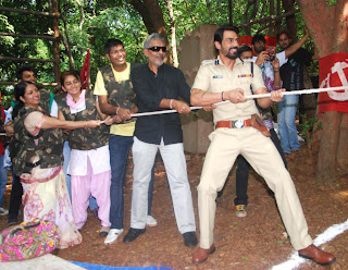 Prakash Jha, Arjun Rampal, Abhay Deol at promotion of movie 'Chakravyuh' in different way 