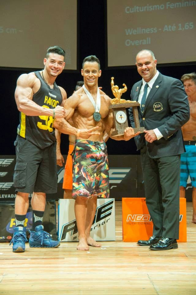 Allamberg Tavares recebe troféu de Campeão Overhall das mãos do fisiculturista Felipe Franco. Foto: Ismael Toledo Allamberg Tavares recebe troféu de Campeão Overhall das mãos do fisiculturista Felipe Franco. Foto: Ismael Toledo