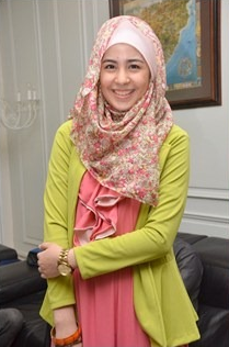 Gaya Busana Muslim Artis Risty Tagor Gaya Busana Muslim Artis Risty Tagor