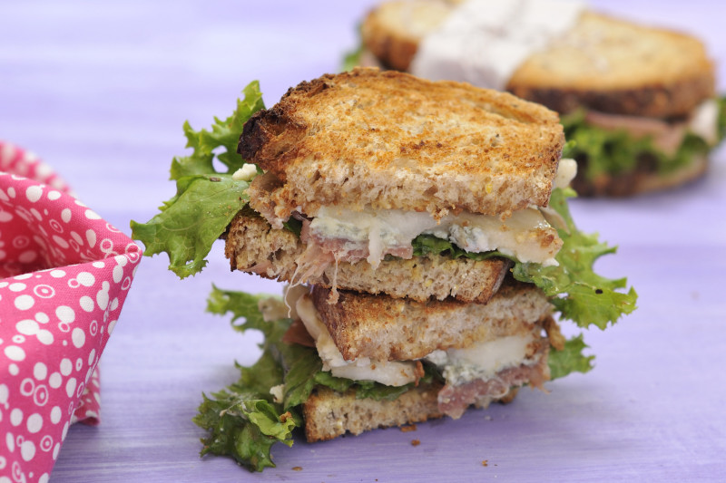 Haniela's Prosciutto Pear Blue Cheese Sandwich and Coton Colors