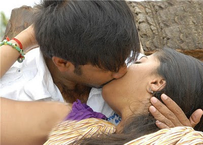 Hot South Indian Actress Anushka Shetty Kiss Scene