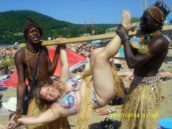 lustige Kannibalen fangen dicke Frau Urlaubsfoto zum lachen - fette Frau mit zwei Schwarzen