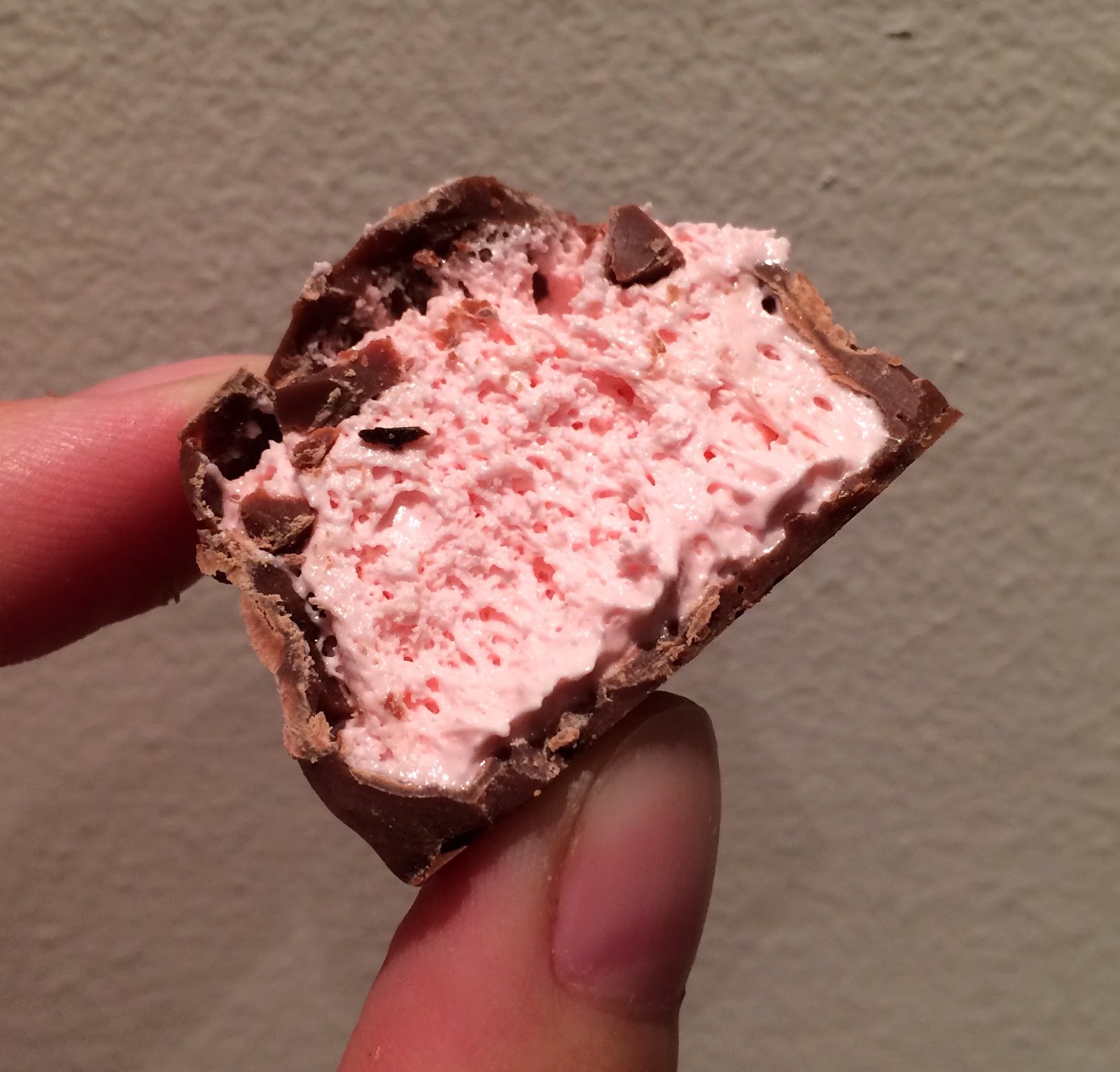 Russell Stover Strawberry Cream Egg / ラッセル ストーヴァー ストロベリークリーム エッグ I'm