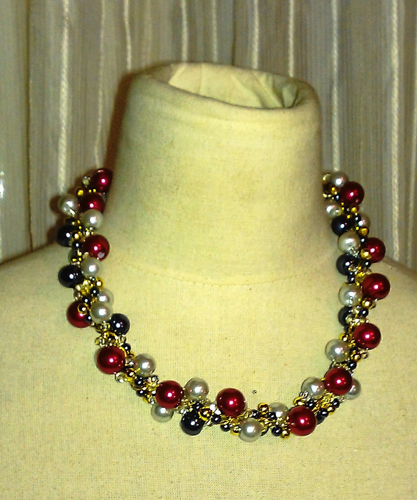 COLLAR CON PERLAS GRISES, BLANCAS Y ROJAS