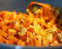 Cenoura Salteada com Manjericão e Sementes de Girassol Cenoura Salteada com Manjericão e Sementes de Girassol (vegana)