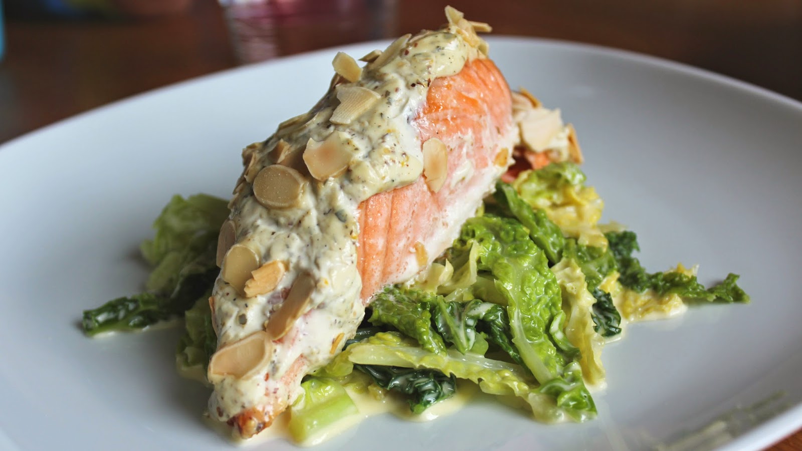 Mat med Suss Lax med färskost, senap och honung och gräddkokt savoykål