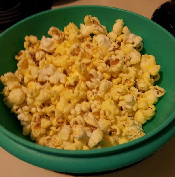 Photo couleur de maïs soufflé dans un bol vert maïs, popcorn, maize