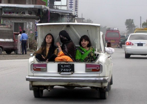 Khoobsurat Pakistani Larkiyan Gaari Main Sair Kar Rahi Hain :) Lahore