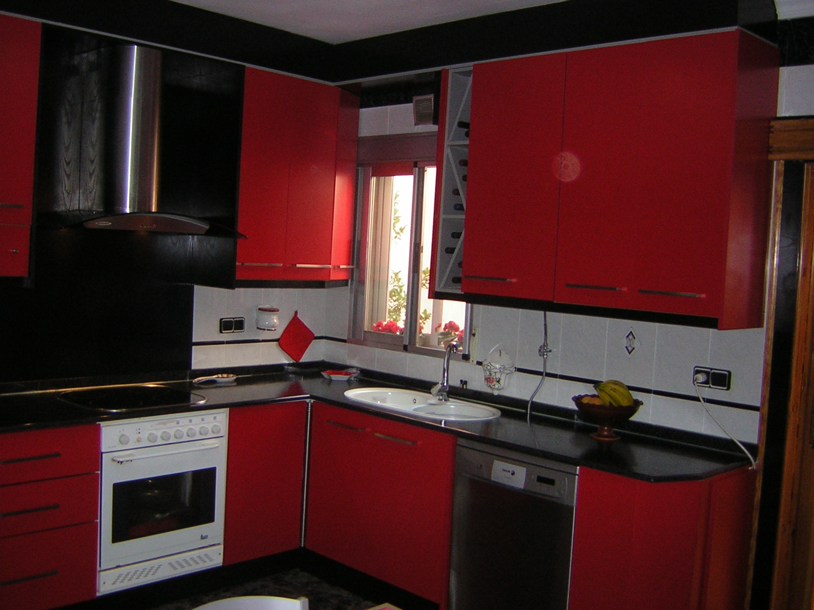 Carpintería Juan Miguel: COCINA EN ROJO Y NEGRO