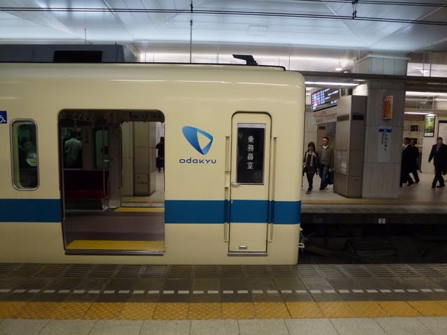 小田急電鉄　新宿駅　3・4番線ホームの渡り廊下回送列車