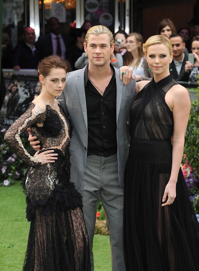 Kristen Stewart, Chris Hemsworth and Charlize Theron posing for cameras at Snow White premiere in London