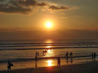 Wisata pantai Kuta Bali - Liburan Pulau Dewata http://sunrise-holiday.blogspot.com/2013/10/wisata-pantai-kuta-bali-liburan-pulau.html