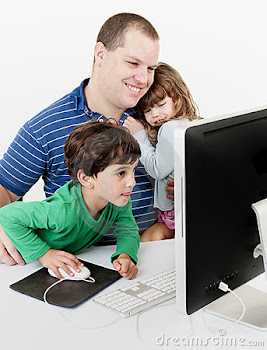 Família interagindo com a tecnologia