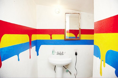 http://4.bp.blogspot.com/-MBf6aHc04VU/TdKU6ad2zmI/AAAAAAAAKD8/SF7abjj6C-s/s1600/65-dripping-paint-pour-walls.jpg