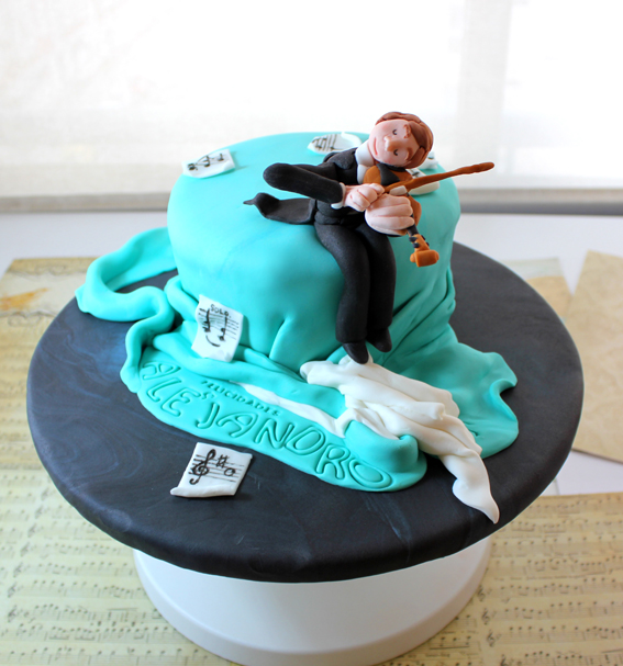 Tarta de Violinista, de fresa rellena de buttercream de chocolate blanco, decorada con fondant, por Sweet KOKEKO