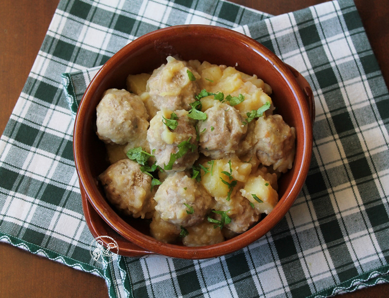 monachelle, ovvero patate con polpette di carne in umido