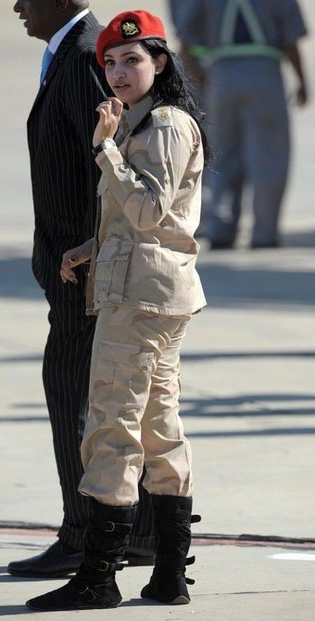Gaddafi-female-bodyguard-08.jpg