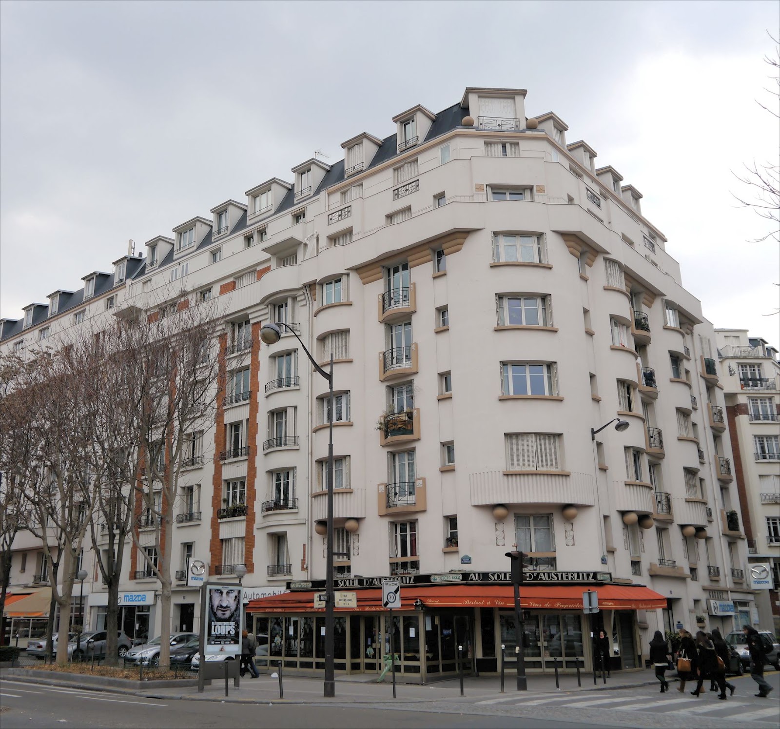 Fachada de brechó parisiense 1 do 4º arrondissement, altura da rue des