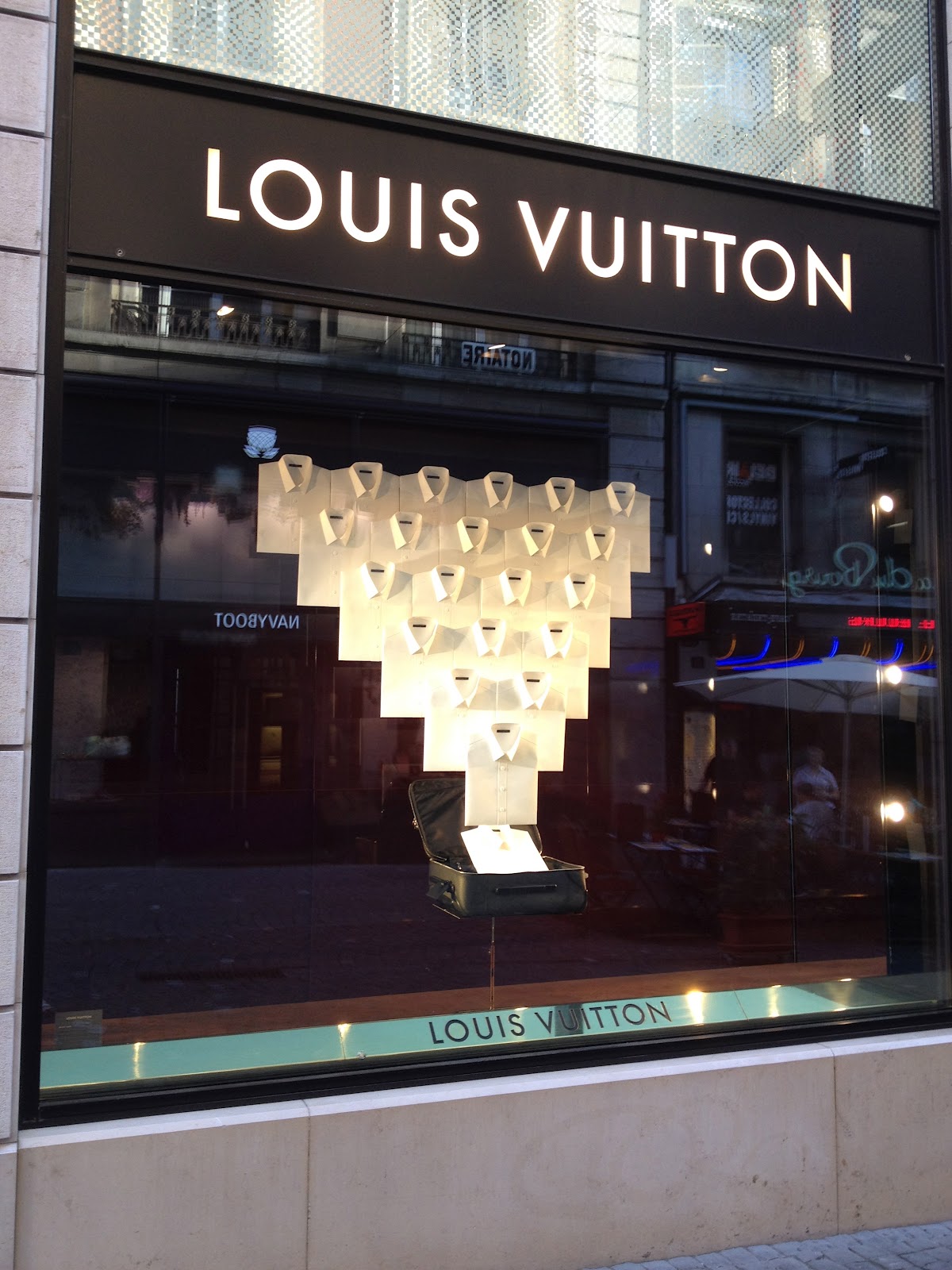 Fanny 's work in progress.: Vitrines Louis Vuitton