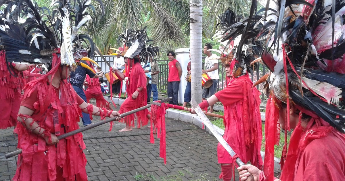 Tari Cakalele tari perang tradisional Maluku