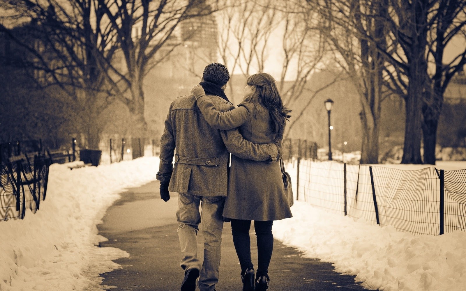 http://4.bp.blogspot.com/-MFnFDzktHcg/TsQNWbU-LFI/AAAAAAAAA74/jtBv8LrhCgk/s1600/Couple%2BPark%2BWinter%2BHD%2BWallpaper%2B-%2BLoveWallpapers4u.Blogspot.Com.jpg