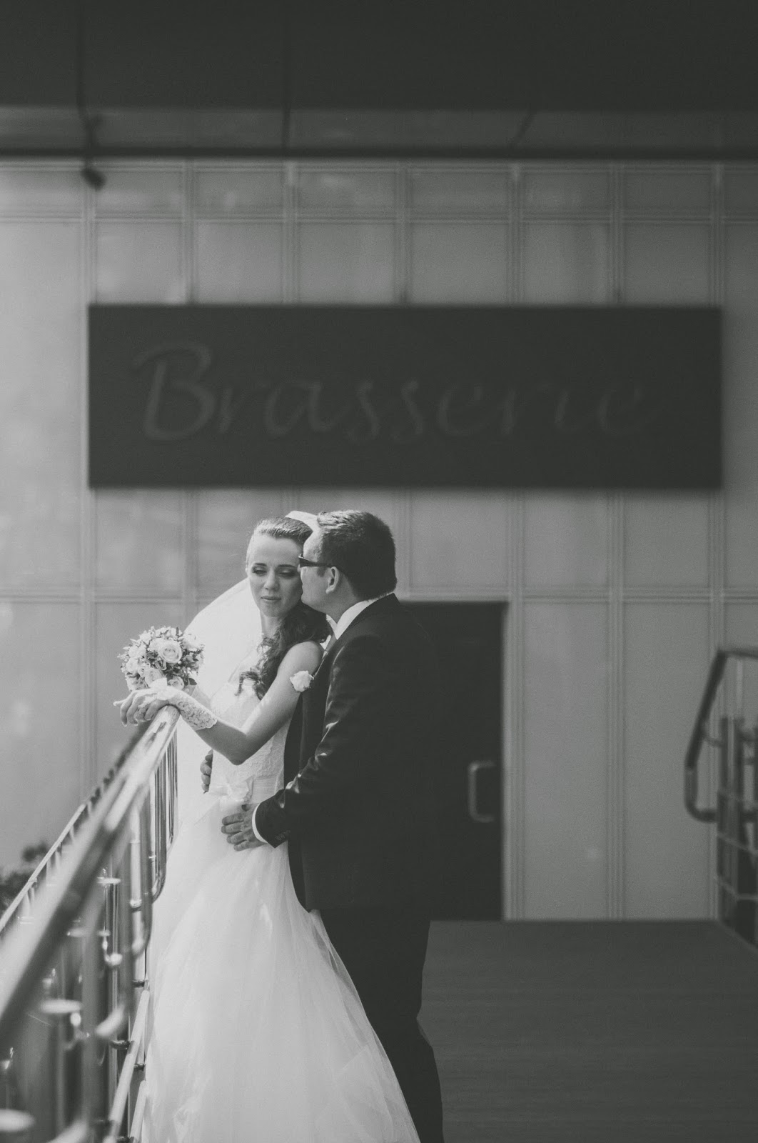 Вика и Денис. Свадебная фотосессия_14 свадебный фотограф, свадебная фотография, архитектурная съемка, фотосъемка в Киеве, урбанистическая свадьба, фотография на фоне зданий в Киеве, красивые свадебные фотографии