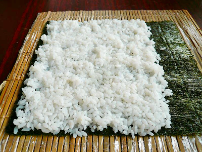 Распределение риса по листу нори