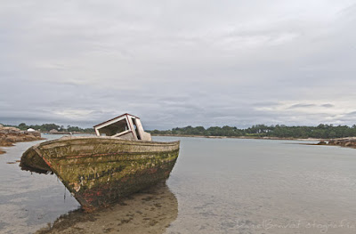 Barco abandonado de pescadores varado en Galicia fotografiado con la técnica del HDR y procesado con el programa Photoshop