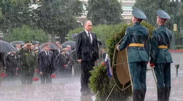 ΕΤΣΙ ΚΑΝΟΥΝ ΟΙ ΜΕΓΑΛΟΙ ΗΓΕΤΕΣ...Ο Β.Πούτιν καταθέτει στεφάνι στους ήρωες ακίνητος υπό βροχή χωρίς ομπρέλες! ΕΤΣΙ ΚΑΝΟΥΝ ΟΙ ΜΕΓΑΛΟΙ ΗΓΕΤΕΣ...Ο Β.Πούτιν καταθέτει στεφάνι στους ήρωες ακίνητος υπό βροχή χωρίς ομπρέλες!