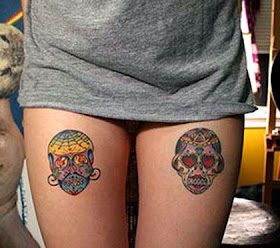 Melhores tatuagens de caveiras mexicanas na coxa feminina