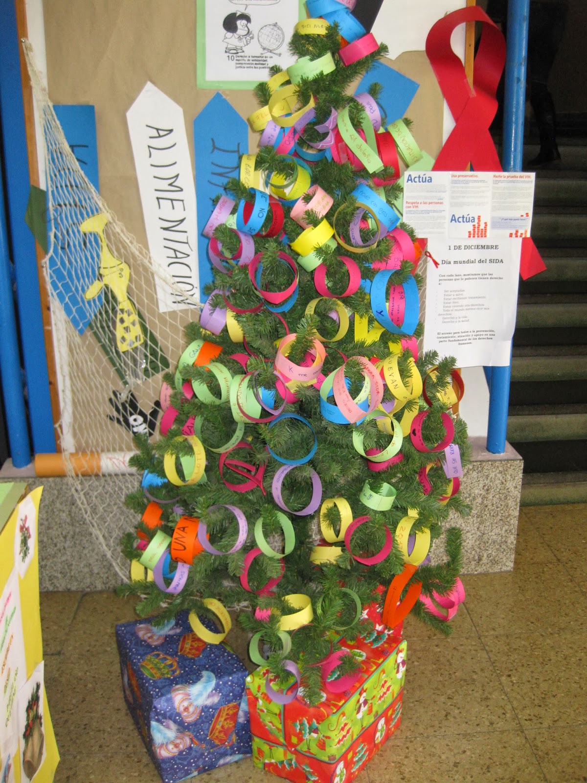 arboles de navidad decorados con juguetes convivencia nuestro 225 rbol de navidad para el rastrillo de arboles de navidad decorados con juguetes convivencia nuestro 225 rbol de navidad para el rastrillo de