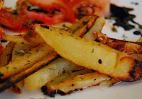 Batatas Assadas com Ervas e Tomates ao Vinagre Balsâmico Batatas Assadas com Ervas e Tomates ao Vinagre Balsâmico (vegana)